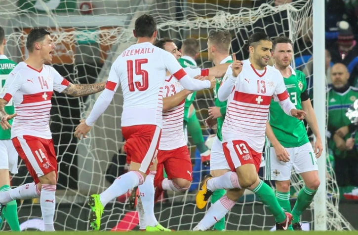Les Suisses fêtent le but de Ricardo Rodriguez sur penalty face à l'Irlande du Nord en barrages aller du Mondial-2018, le 9 novembre 2017 à Belfast