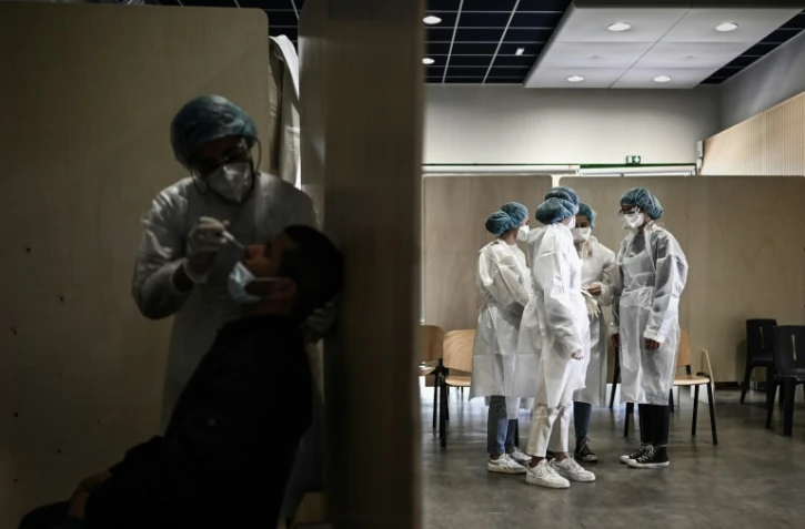 Un centre de dépistage pour les habitants du quartier de Bacalan, à Bordeaux, où un cluster d'un cinquantaine de cas positifs à un variant "préoccupant" a été découvert, le 23 mai 2021