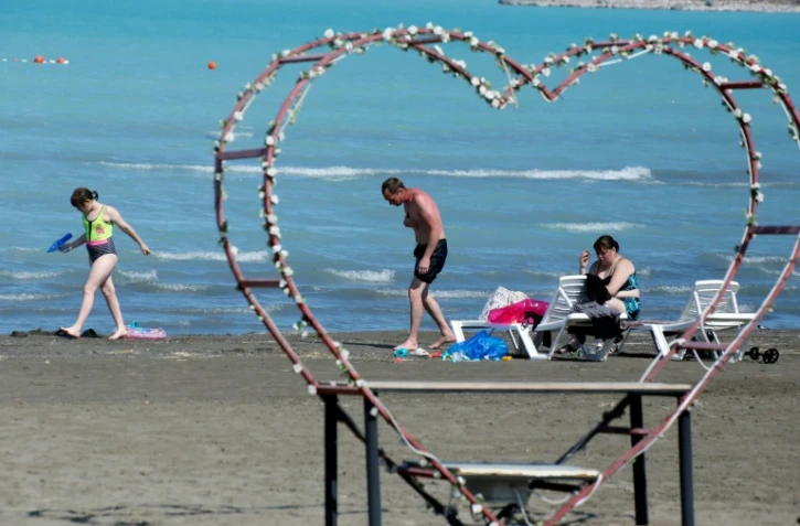 Des touristes sur la plage d'une station thermale à Priozersk, ancienne ville secrète située sur les rives du lac Balkhash,le 17 juin 2024 au Kazakhstan