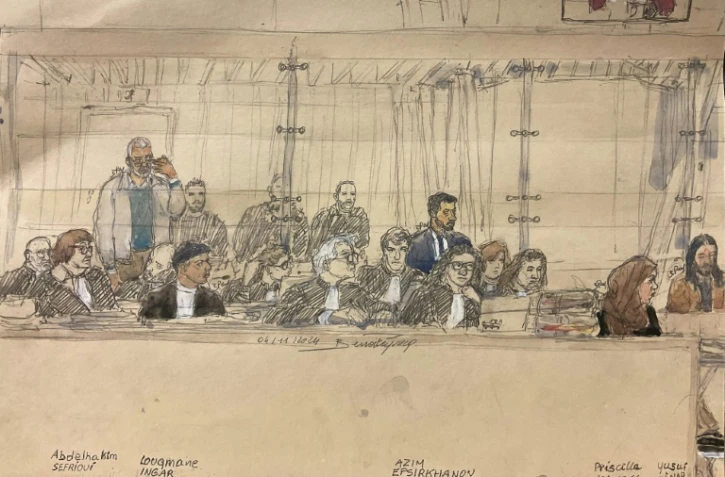 Croquis d'audience du 4 novembre 2024 montrant ((g-d)) les accusés Abdelhakim Sefrioui, Louqmane Ingar, Azim Epsirkhanov, Priscilla Mangel, Yusuf Cinar, Brahim Chnina, Nabil Boudaoud et Ismael Gamaev à la cour d'assises spéciale de Paris
