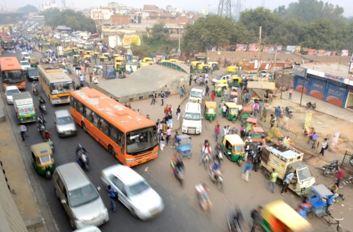 Circulation dense Ă New Delhi un jour de pollution, le 30 novembre 2015