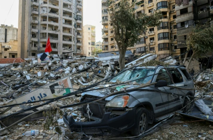 Photo prise lors d'une tournée organisée par le Hezbollah le 5 novembre 2024, montre des destructions après des frappes israéliennes sur la banlieue sud de Beyrouth