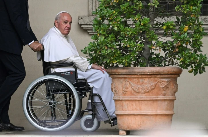 Le pape, souffrant du genou, reporte sine die son voyage en Afrique