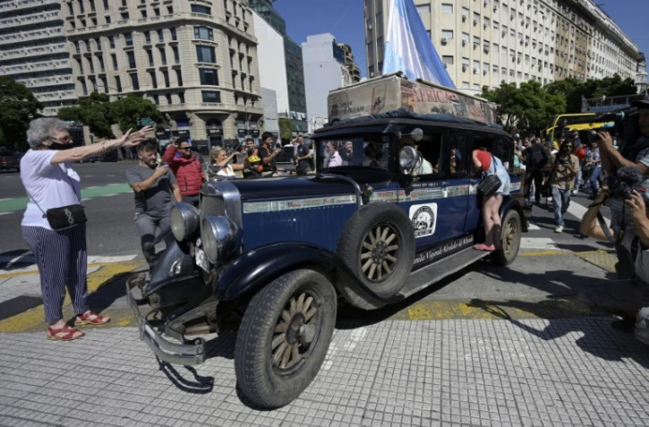 La famille Zapp, partie pour un voyage-vie de 22 ans dans une Graham-Paige de 1928, arrive à Buenos Aires, le 13 mars 2022
