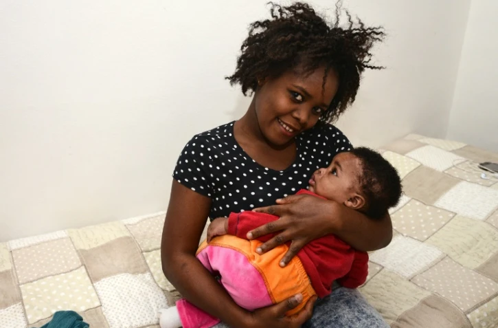 Stéphanie, du Nigeria, pose avec sa fille Francesca Marina, le 1er octobre 2015 à Catania, en Italie