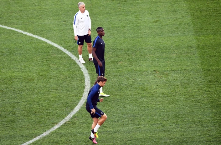 Le sélectionneur français Didier Deschamps à l'entraînement avec Antoine Griezmann et Paul Pogba au stade Vélodrome à Marseille, le 14 juin 2016