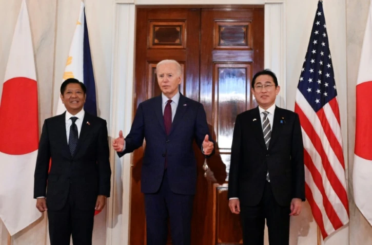 (g-d) Les présidents philippin Ferdinand Marcos et américain Joe Biden et le Premier ministre japonais Fumio Kishida, le 11 avril 2024 à la Maison Blanche, à Washington