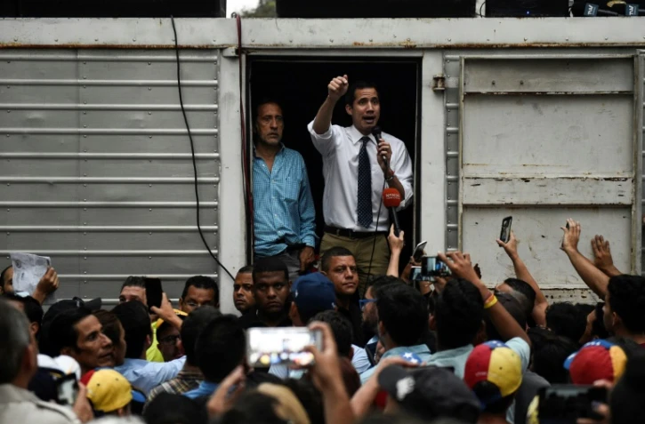 L'opposant vénézuélien Juan Guaido s'exprime depuis un camion devant des supporteurs lors d'un rassemblement à El Valle (banlieue de Caracas), le 29 mars 2019