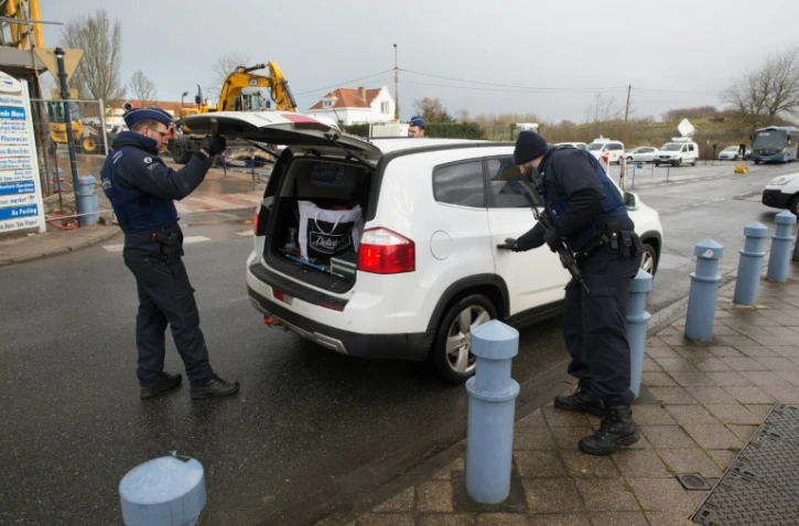 La police belge contrôle une voiture à Adinkerke à la frontière avec la France le 24 février 2016