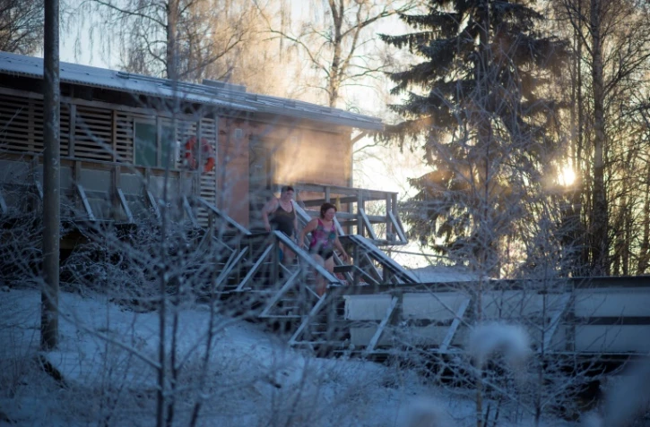 Des Finlandais vont s'immerger dans un trou creusé dans la glace après une séance de sauna à Vaasa, le 15 janvier 2017