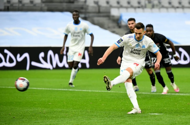 L'attaquant polonais de Marseille, Arkadiusz Milik, transforme son penalty lors du match de Ligue 1 à domicile contre Lyon, le 28 février 2021