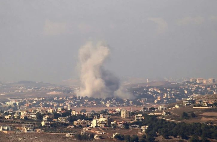 Une colonne de fumée s'élève au dessus du village de Kfar Tibinit dans le sud du Liban après une frappe isarélienne le 13 octobre 2024