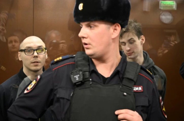 Les poètes russes Artyom Kamardin (G) et Yegor Shtovba devant un tribunal de Moscou le 28 décembre 2023