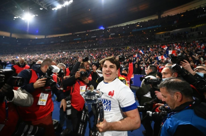 Le demi de mêlée du XV de France Antoine Dupont effectue un tour d'honneur avec le trophée du Grand Chelem, après la victoire du XV de France face à l'Angleterre (25-13), le 19 mars 2022 au Stade de France à Saint-Denis