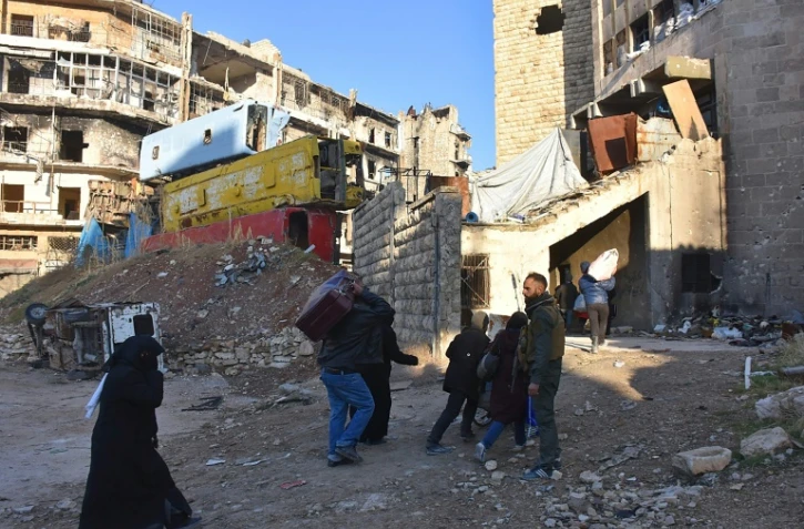 Des habitants d'Alep, en Syrie,  fuient les violences, le 7 décembre 2016