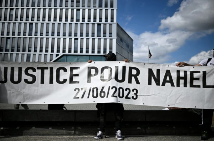 Des manifestants tiennent une banderole "Justice pour Nahel" lors d'un rassemblement marquant les deux ans de la mort de Nahel Merzouk, à Nanterre, dans les Hauts-de-Seine, le 27 juin 2025