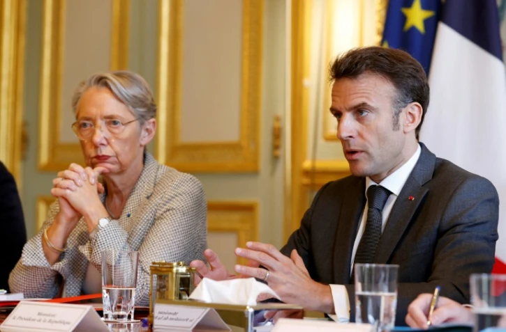 Le président Emmanuel Macron et la Première ministre Elisabeth Borne lors d'une rencontre avec le MEDEF, la CPME et et le syndicat des entreprises locales, le 18 avril 2023 à l'Elysée, à Paris