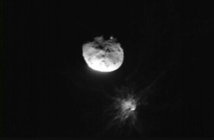 Photo diffusée par LICIACube de l'Agence spatiale italienne montrant la mission DART (Double Asteroid Redirection Test) de la Nasa juste avant son approche de l'astéroïde Dimorphos, le 26 septembre 2022