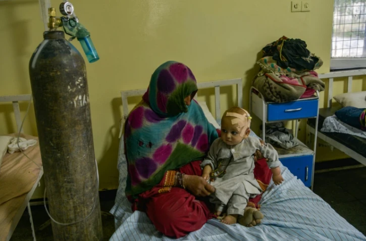 Un enfant afghan blessé dans le séisme qui a frappé l'Afghanistan, à l'hôpital de Sharan le 22 juin 2022
