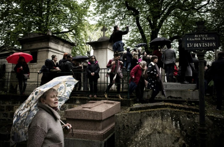 Des personnes attendent au Père Lachaise pour les funérailles de Jacques Higelin, le 12 avril 2018 à Paris