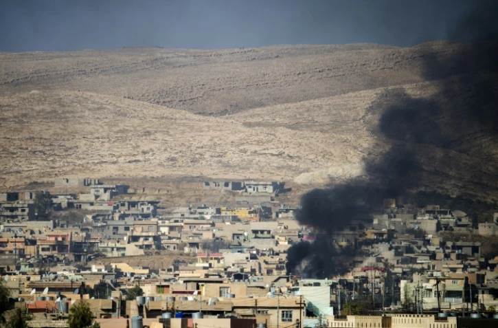 De la fumée au-dessus de la ville de Bachiqa pendant l'offensive des forces kurdes irakiennes contre l'EI, le 8 novembre 2016