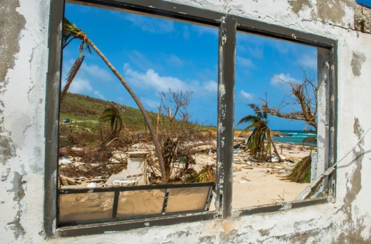 Une plage dévastée de l'île de Saint-Martin le 27 septembre 2017 après le passage de l'ouragan Irma