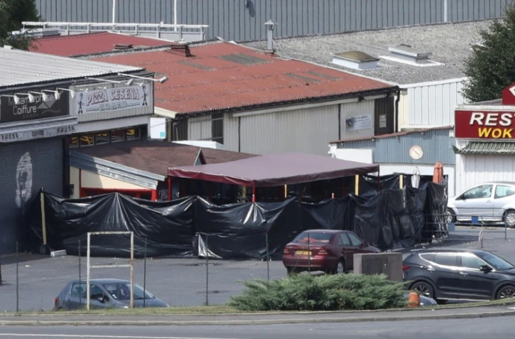 Photo prise le 15 août 2017 de la pizzeria de Sept-Sorts, en Seine-et-Marne, sur laquelle un homme a foncé en voiture la veille, faisant un mort et douze blessés