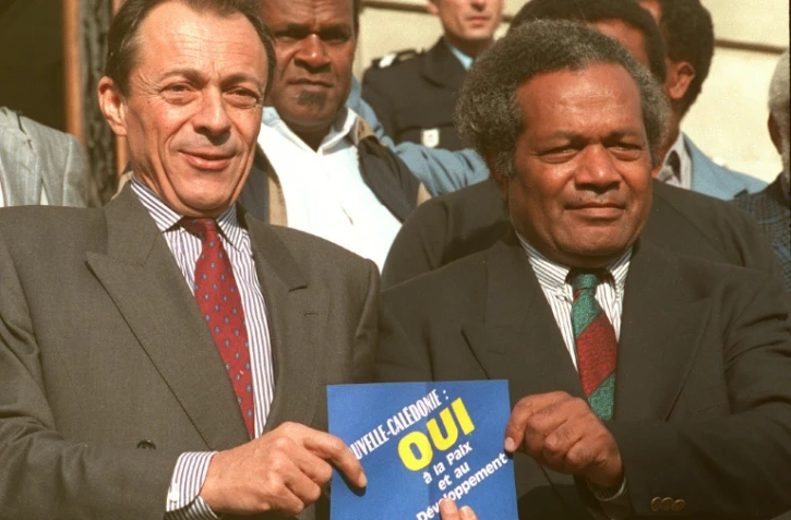 Le Premier ministre Michel Rocard (G) et Jean-Marie Tjibaou, président du FLNKS (indépendantiste), le 29 octobre 1988 à Conflans-Sainte-Honorine
