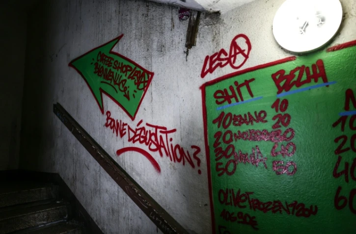 Des tarifs de stupéfiants peints sur le mur d'une cage d'escalier de la Cité des Olivier à Marseille, le 9 décembre 2025