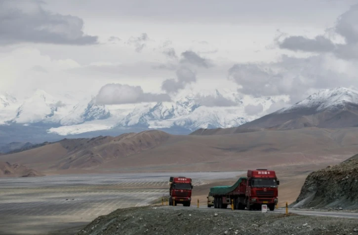 Des camions sur "l'Autoroute de l'amitié" sino-pakistanaise près de Tashkurgan, dans l'ouest de la Chine, le 28 juin 2017
