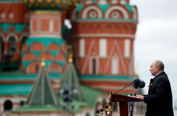 Le président russe Vladimir Poutine prononce un discours pendant la Parade annuelle du Jour de la victoire sur l'Allemagne nazie, le 9 mai 2021 à Moscou