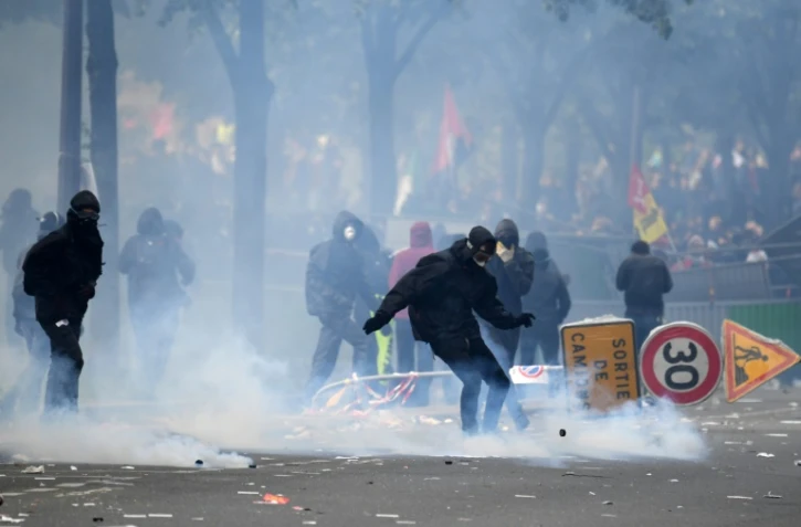 Des heurts violents entre la police et des personnes encagoulées éclatent en marge du défilé du 1er mai 2018 à Paris