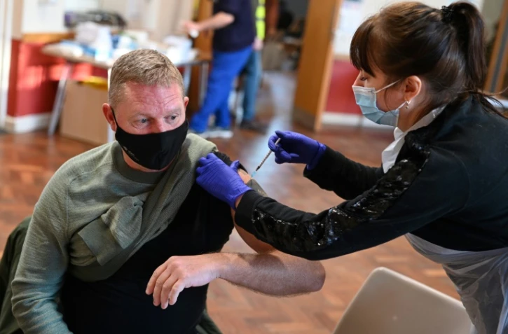 Un homme reçoit une dose du vaccin Pfizer contre le Covid-19 dans un centre de vaccination dans une église de Sheffield au Royaume-Uni le 15 décembre 2021