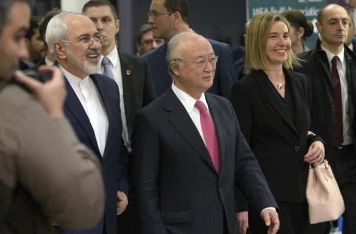 Le ministre iranien des Affaires étrangères Mohammad Javad Zarif , le directeur général de l'AIEA Yukiya Amano et la cheffe de la diplomatie européenne Federica Mogherini à Vienne le 16 janvier 2016