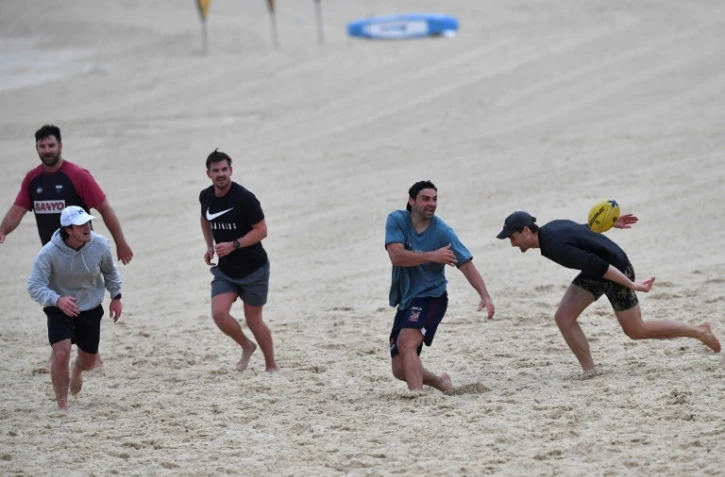 Des habitants de Sydney jouent au rugby à Bondi Beach à l'issue d'un confinement de quatre mois, le 11 octobre 2021 en Australie