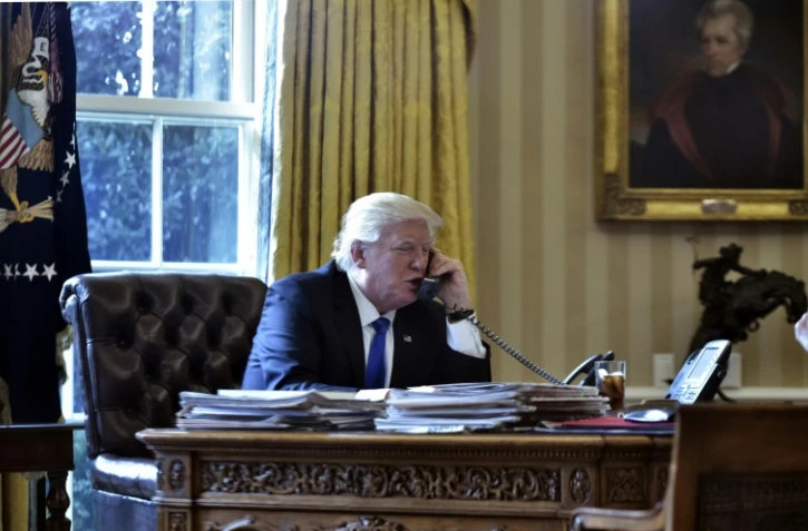 Donald Trump s'entretient au téléphone avec le président russe Vladimir Poutine, le 28 janvier 2017 à Washington