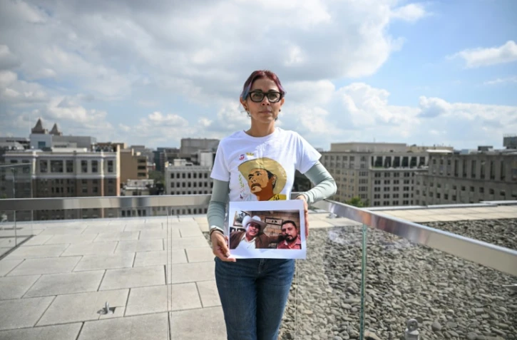 Brenda Diaz Valencia arbore une photo de son père Antonio Diaz Valencia et de l'avocat Ricardo Lagunes, tous deux disparus après avoir critiqué les pratiques minières au Mexique, à Washington, aux Etats-Unis, le 3 octobre 2024