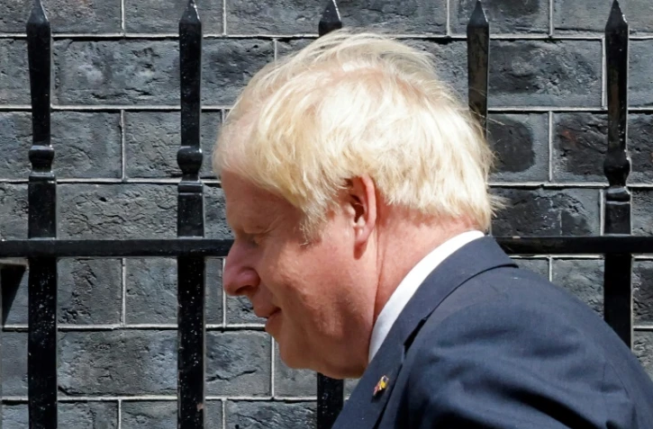 Le Premier ministre britannique Boris Johnson quitte le 10 Downing Street pour se rendre au parlement pour la séance hebdomadaire des questions au Premier ministre, le 13 juillet 2022 