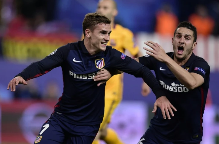 Le Français Antoine Griezmann (g), après le premier de ses deux buts contre le FC Barcelone, avec son coéquipier Koke, le 13 avril 2016 à Vicente Calderon