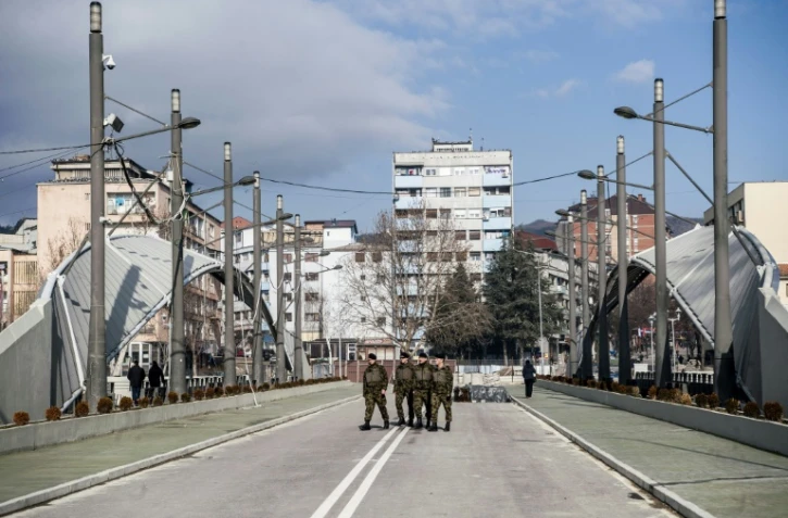 Des soldats de l'Otan traversent le principal pont de Mitrovica, au Kosovo, le 1er février 2018