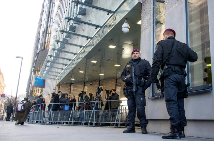 Des policiers autrichiens gardent l'entrée du siège de l'Organisation des pays exportateurs de pétrole (OPEP) à Vienne, le 5 décembre 2018