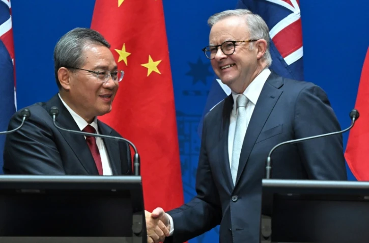 Le Premier ministre australien Anthony Albanese (d) et son homologue chinois Li Qiang au Parlement Ă Canberra, le 17 juin 2024