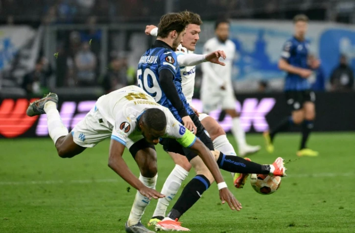 Le milieu de l'Atalanta Aleksey Miranchuk pris en tenailles par le capitaine de l'OM Geoffrey Kondogbia et Quentin Merlin lors du match nul au stade Vélodrome, le 2 mai 2024 