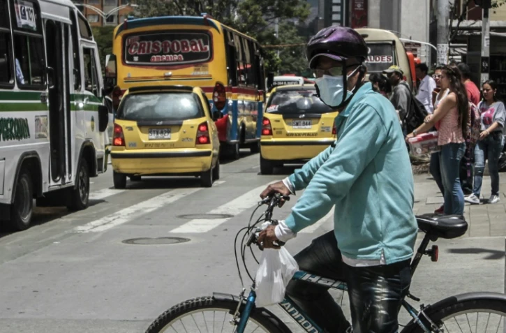 Un cycliste de Medellin en Colombie porte un masque pour se protéger de la pollution, le 7 mars 2018