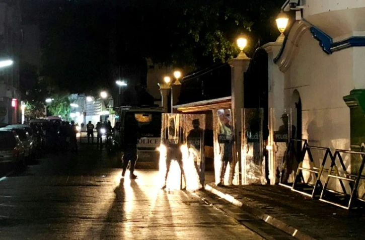 La police monte la garde devant la Cour suprême des Maldives à Male après l'instauration de l'état d'urgence, dans la nuit du 5 au 6 février 2018