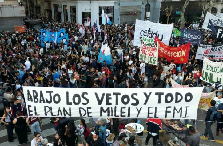 Manifestation devant le Congrès national contre les vetos du président argentin Javier Milei à Buenos Aires, le 17 septembre 2025