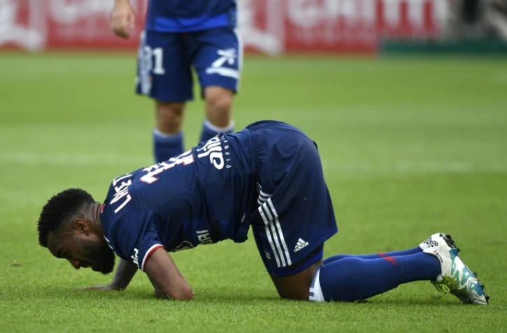 L'attaquant de Lyon, Alexandre Lacazette, touché à un genou, s'écroule sur la pelouse lors du match face à Dijon au stade Gaston-Gérard, le 27 août 2016