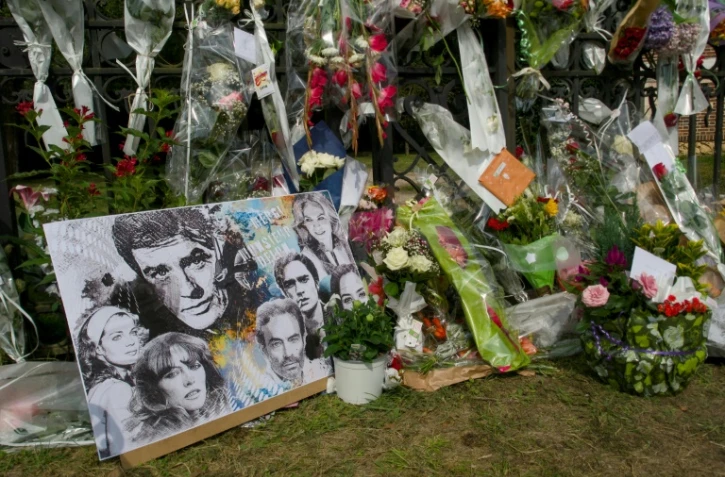 Des fleurs et des portraits de l'acteur Alain Delon à la porte d'entrée de sa propriété à Douchy (Loiret), le 20 août 2024