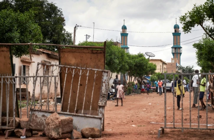 Barricades érigées autour de la mosquée où prêche l'imam Mahmoud Dicko, à Bamako le 12 juillet 2020