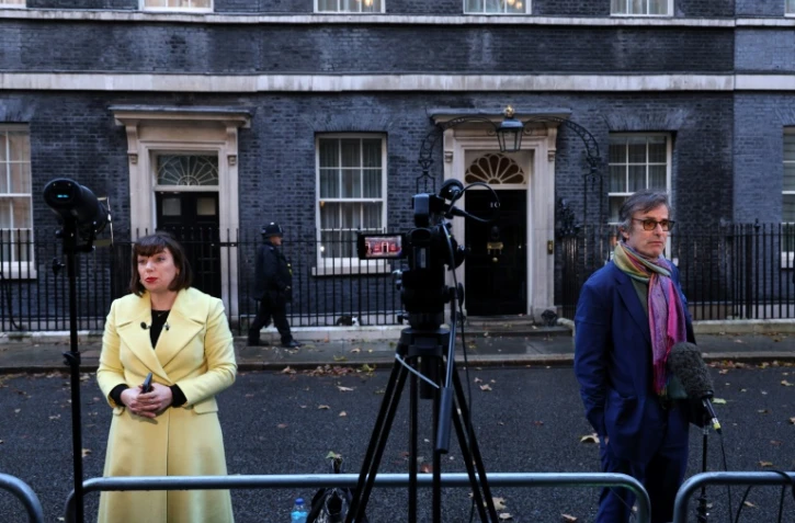Des journalistes devant le 10 Downing Street après un remaniement ministériel, le 13 novembre 2023 à Londres